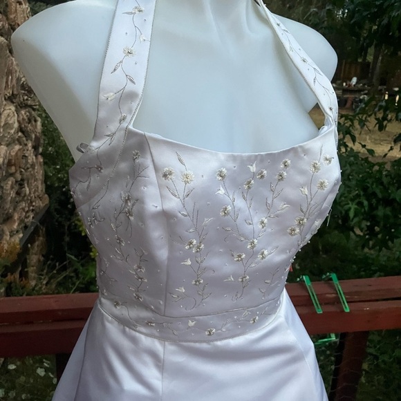 Halter style floral hand beaded wedding dress NWT Moonlight size 10 - Picture 12 of 17